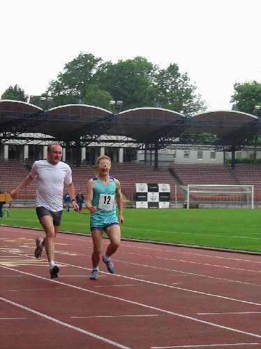 Foto - Robert Bayerhofer mit Begleitl�ufer Gerhard Brinek beim Zieleinlauf